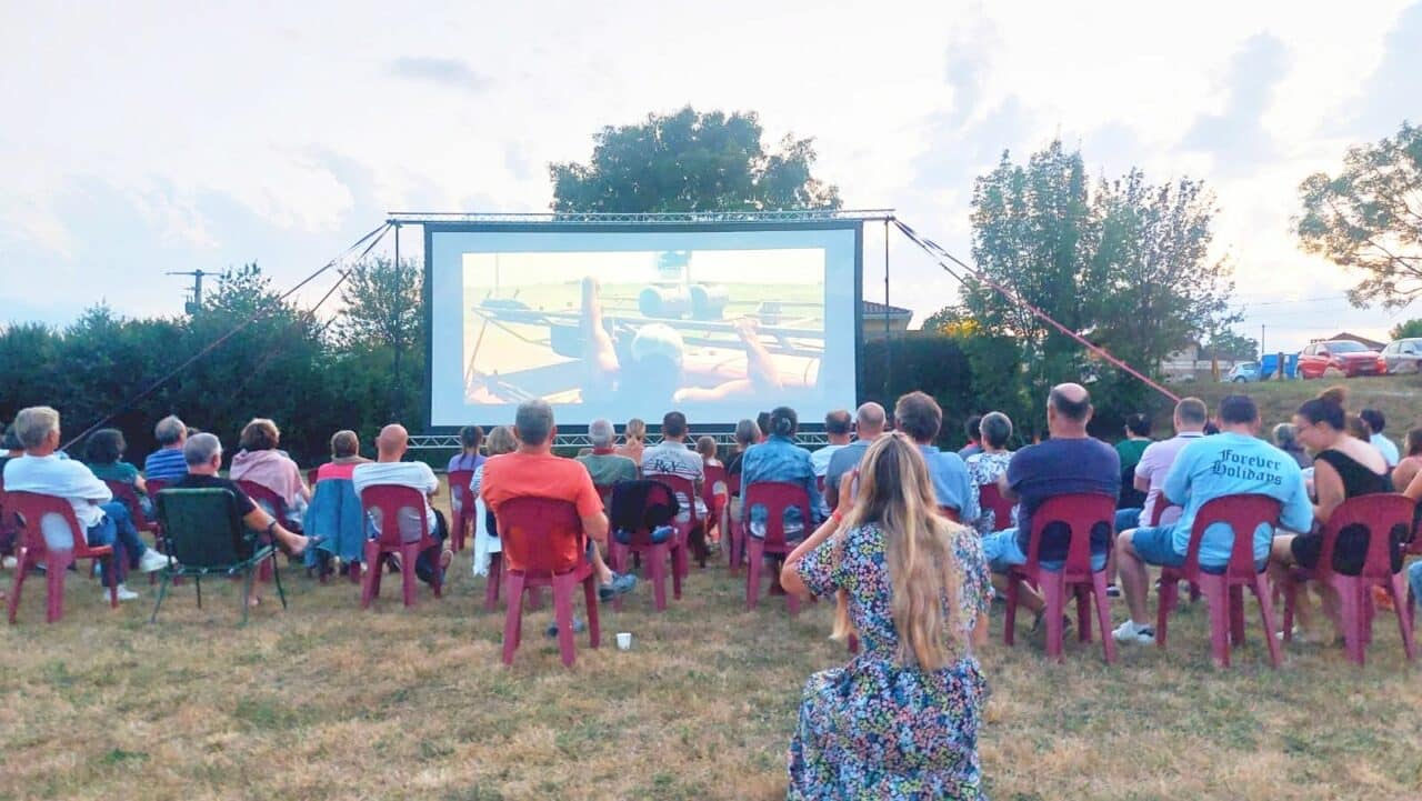 Une séance de cinéma en plein air à Saint-Blancard, une première réussie.