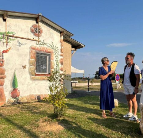 Christine Huppert, maire de Saint-Blancard, félicite le peintre décorateur Laurent Ladevèze pour la fresque qu'il a réalisé au city-stade.