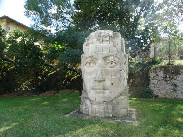 Le village de Saint-Frajou sera en fête pendant trois jours (photo statue de Saint-Fragulphe, patron du village).