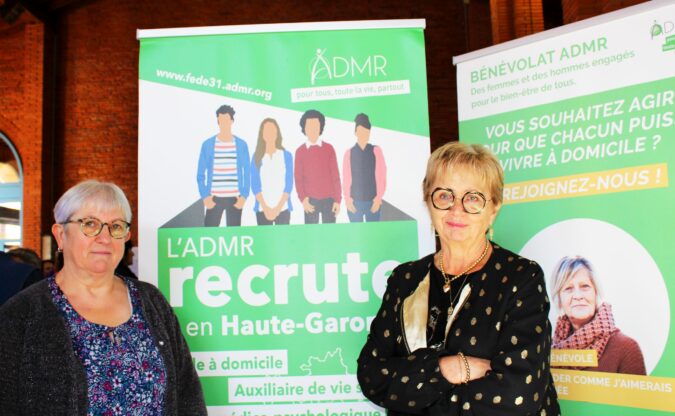 Jeanine Poncet (à dr) directrice de l'ADMR de L'Isle, et Martine Desbets visiteuse, sur le stand au forum des associations.