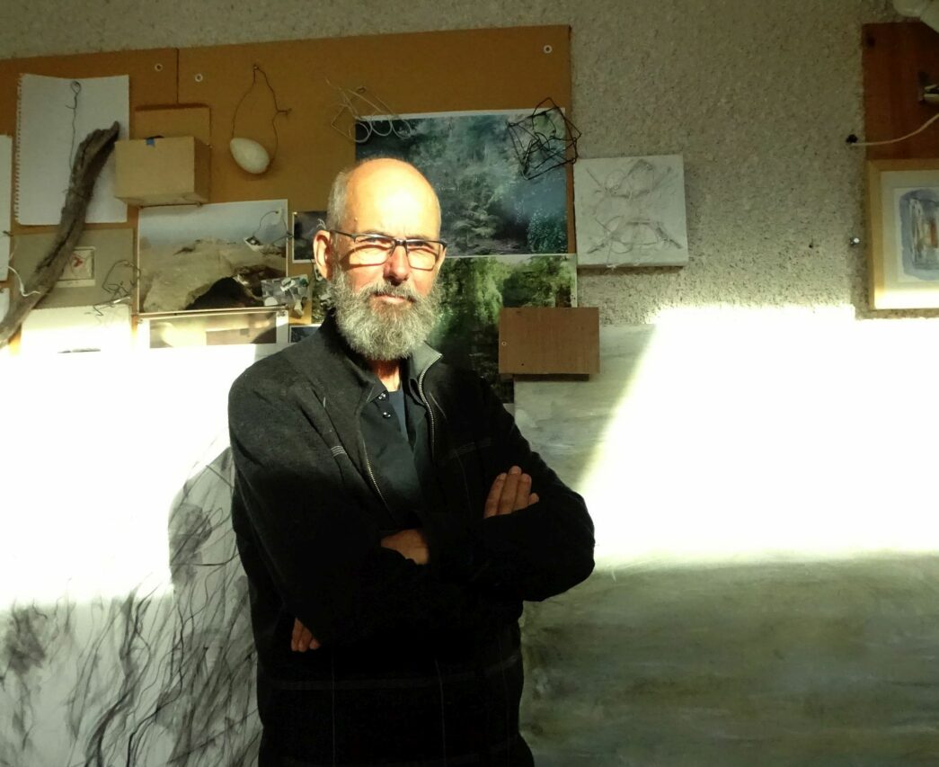 Un atelier dessin est mis en place par le peintre plasticien Bert Wils à Aurignac.