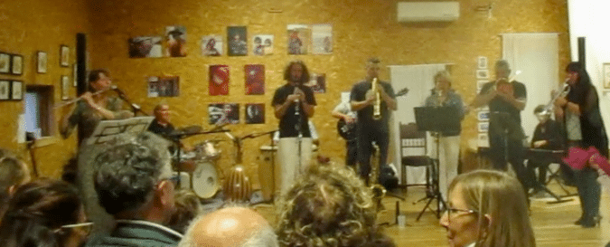 Le concert avec le rural Jazz band dans le genre New Orléans s’est déroulé en salle dans une atmosphère chaleureuse façon guinguette, avec la buvette et la restauration devant un public heureux de partager ces instants de retrouvaille pour beaucoup : « C’est tout simplement magnifique ! » pouvait-on entendre !