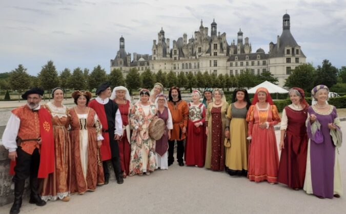 Depuis plusieurs années l’ensemble Florentina s’investi dans cette musique délicate et subtile, avec l’application de chanter cette période en costumes d’époque, accompagné à la harpe et à la madoline.