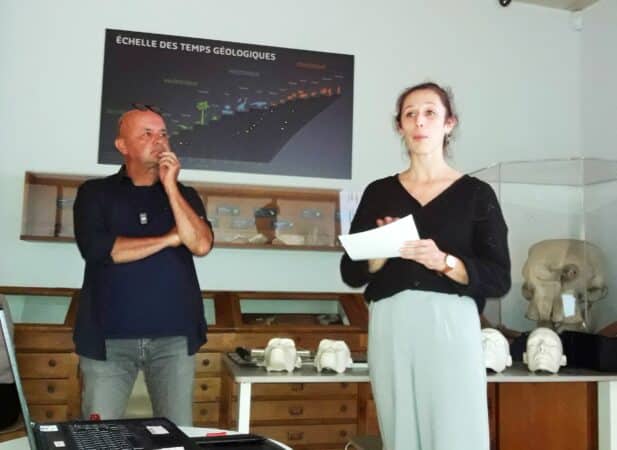 Carine Béraud, chargée des collections au musée de l'Aurignacien, présente Benoît Clarys,