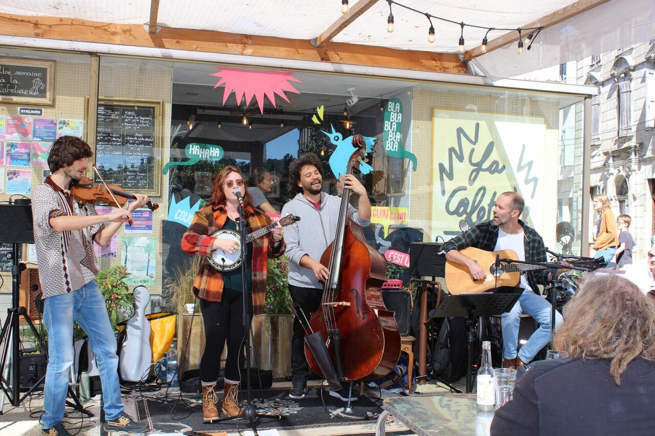 Nora and the Mockingbirds en concert à la Cafetière, pour restituer l'atmosphère folk et bluegrass de l'Amérique profonde. Un pur bonheur.