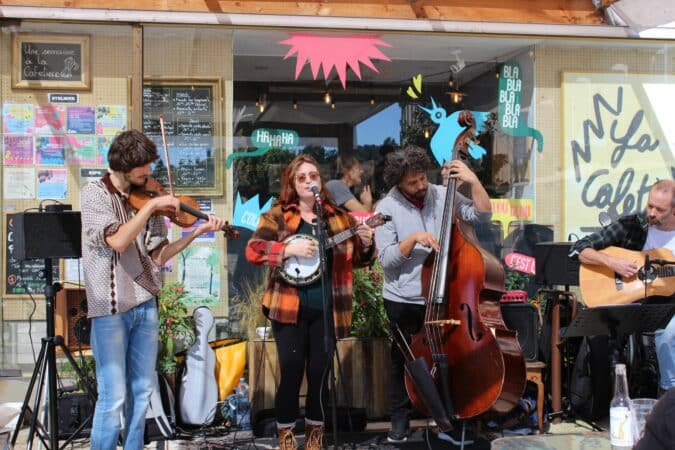 Un forum des associations en musique avec le concert de Nora and the Mockingbirds à la Cafetière.