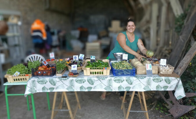 Elle ouvre son commerce de légumes en juillet de l’année, et déjà elle a conquis sa nouvelle clientèle par le sérieux comme par la gentillesse, laissant en quittant l’étale de légumes à l’aspect rassurant une envie d’y revenir. En effet, les légumes sont frais et de saison, cueillis à quelques pas du présentoir.