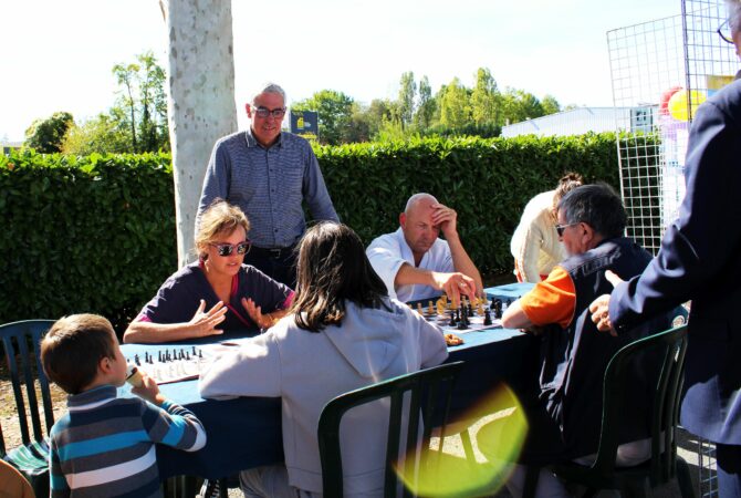 Concentration et convivialité autour du plateau d'échecs, avec l'Echiquier de la Gesse (debout, le président Dominique Verrier)