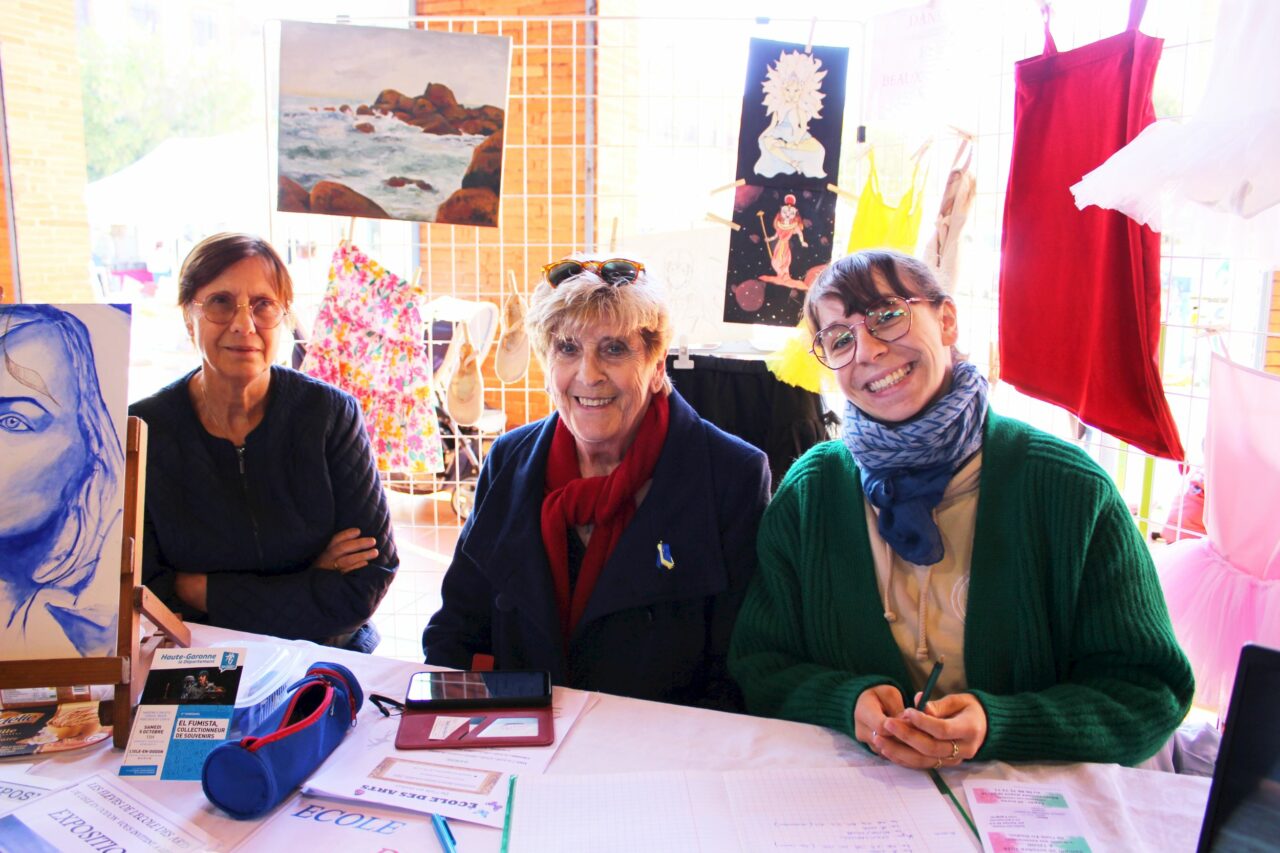 L'école des Beaux-Arts de L'Isle-en-Dodon au forum des associations (de g à dr Marie-Chantal trésorièe, Marie-Elisabeth coprésidente, Marion vice-présidente)