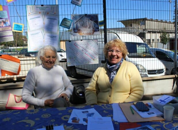 Geneviève et Lydia, membres de l'Oustal des Pyrénées au forum des associations de Boulogne.