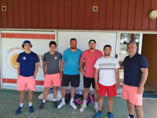 Un club sympathique et performant, où la pratique du tennis s'allie à la convivialité pour les garçons et les filles. (photo illustration).