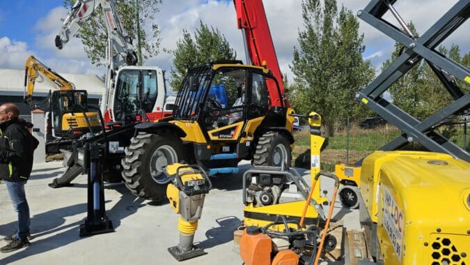 L'entreprise propose de la location pour les travaux de construction, rénovation, aménagement et terrassement