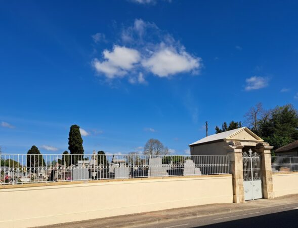 Le mur du cimetière a été repeint