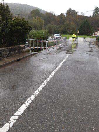 Sur le pont de Goua qui enjambe le Ger, le parapet s’est effondré. La structure d’origine du pont n’est pas affectée, seul le rajout des trottoirs est concerné.