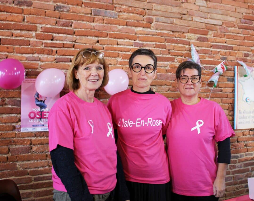 Martine, Laurence et Chantal, bénévoles pour Octobre Rose à L'Isle-en-Dodon avec le CCAS.