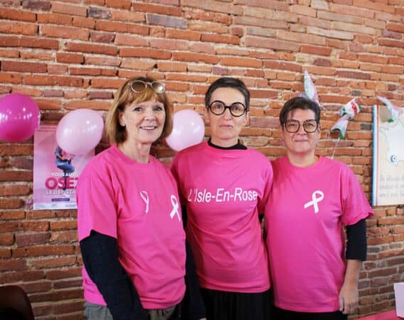 Martine, Laurence et Chantal, bénévoles pour Octobre Rose à L'Isle-en-Dodon avec le CCAS.