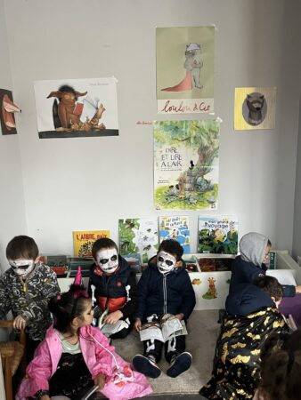 Une partie des petits de la maternelle en photo, lors de l'animation Halloween à la bibliothèque de Saint-Blancard.