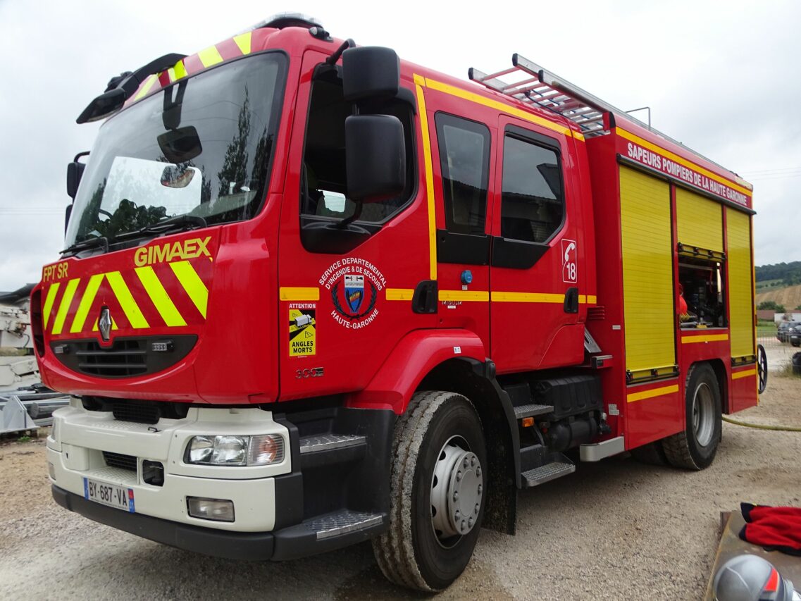 Les sapeurs-pompiers en nombre et de nombreux véhicules de secours sont intervenus sur l'incendie de Saint-Frajou dimanche.