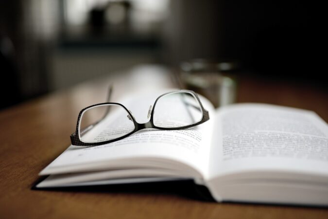 Faire la lecture aux résidents de la maison de retraite à Castelnau, un bénévolat utile.