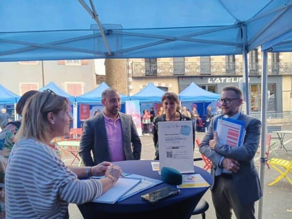 Le maire Lionel Welter et le sous-préfet Gilles Pellegrin sur la Place de l'Emploi à L'Isle-en-Dodon.