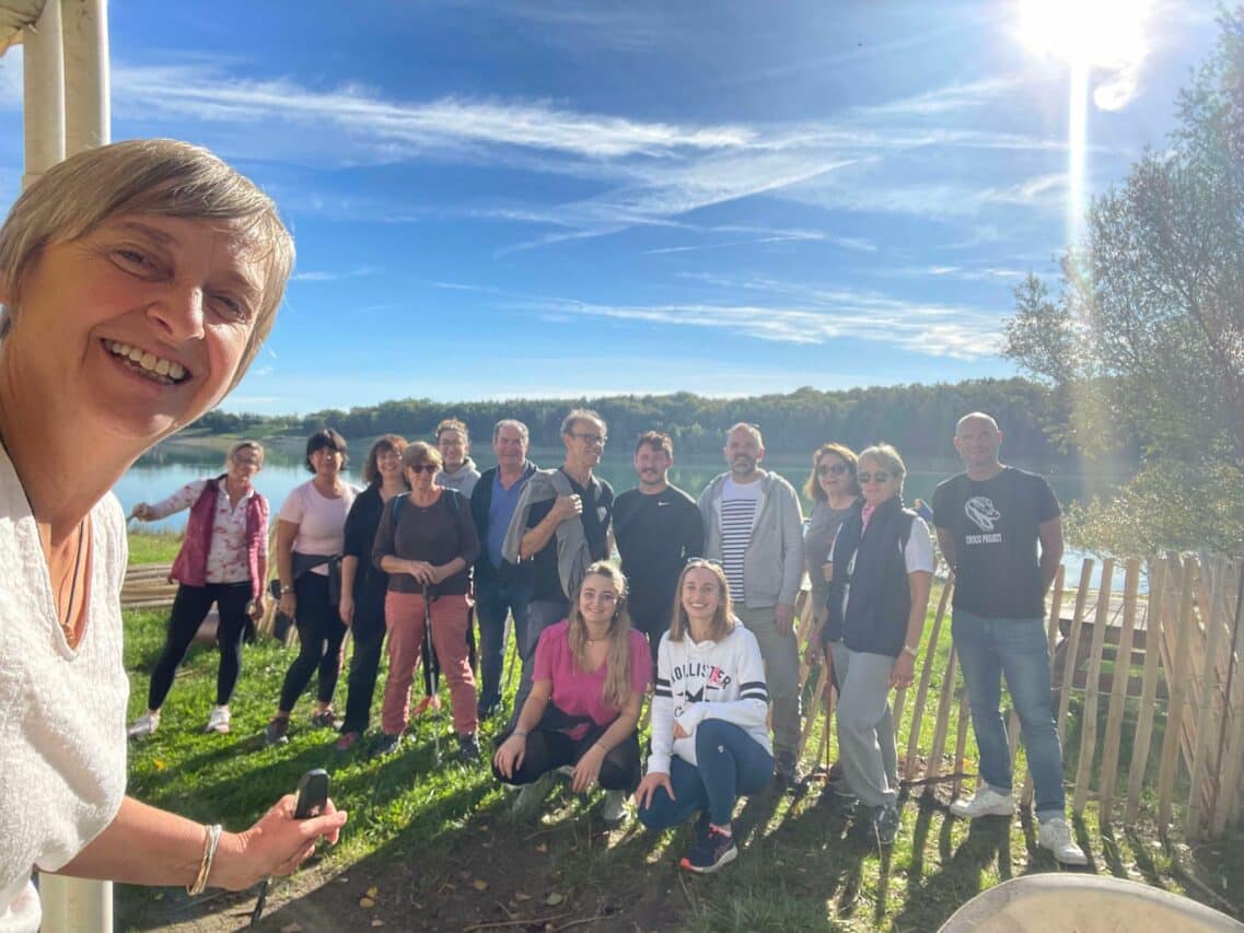 Christine Huppert, maire de Saint-Blancard, et les participants à la marche pour Octobre Rose.