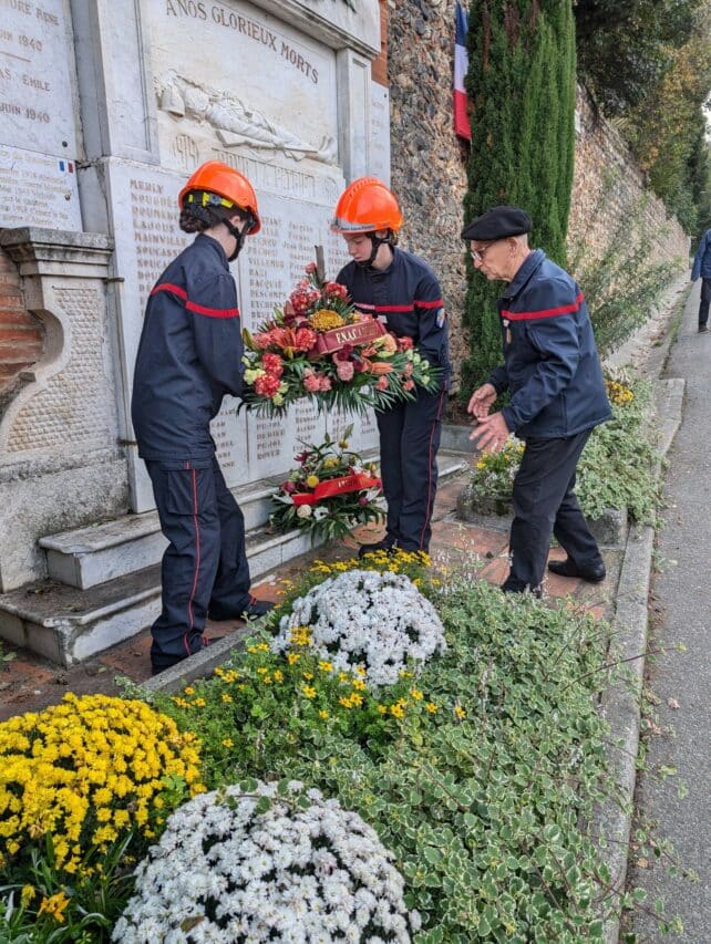 Les jeunes sapeurs-pompiers déposent une gerbe au monument aux morts.