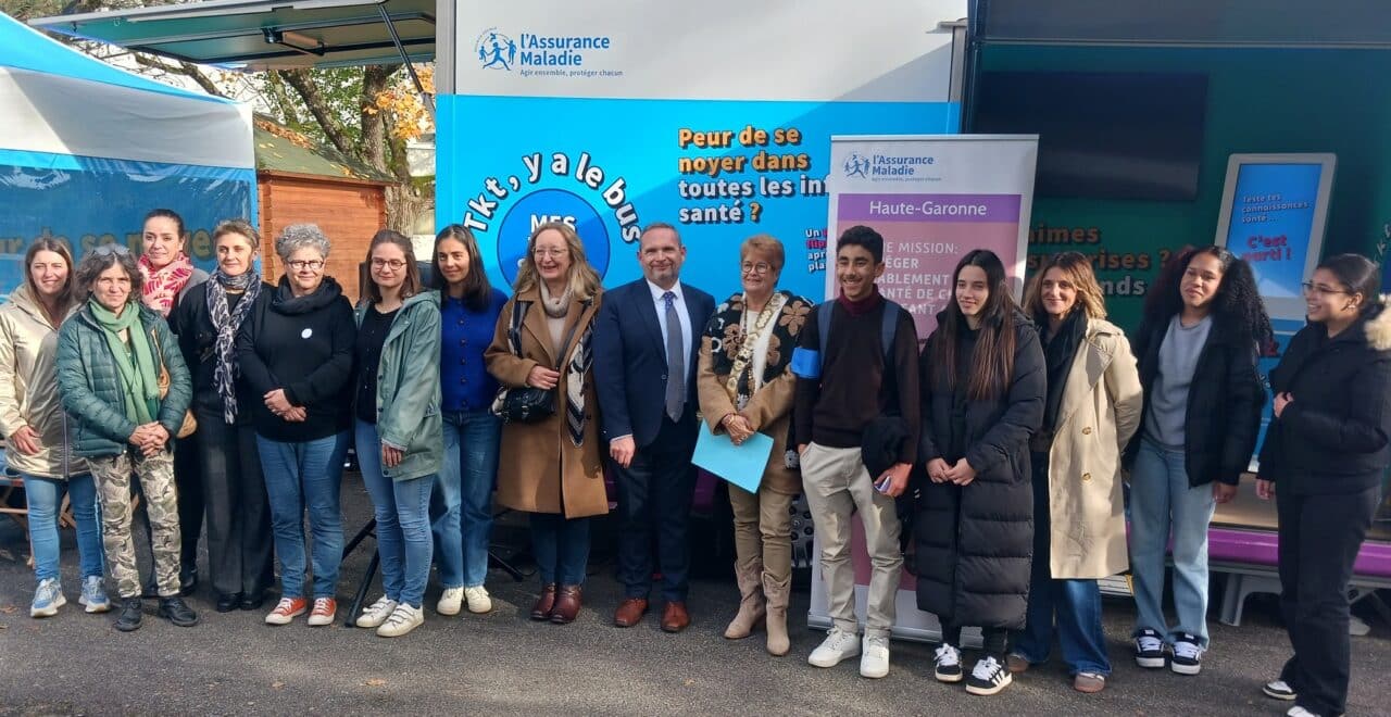 Jeudi 14 novembre 2024, partenaires associatifs, enseignants, et élèves entourent la présidente du Conseil de la CPAM 31 Marie-Line Brugidou, le proviseur Pascal Moureau et la directrice de la CPAM 31 Isabelle Comte.