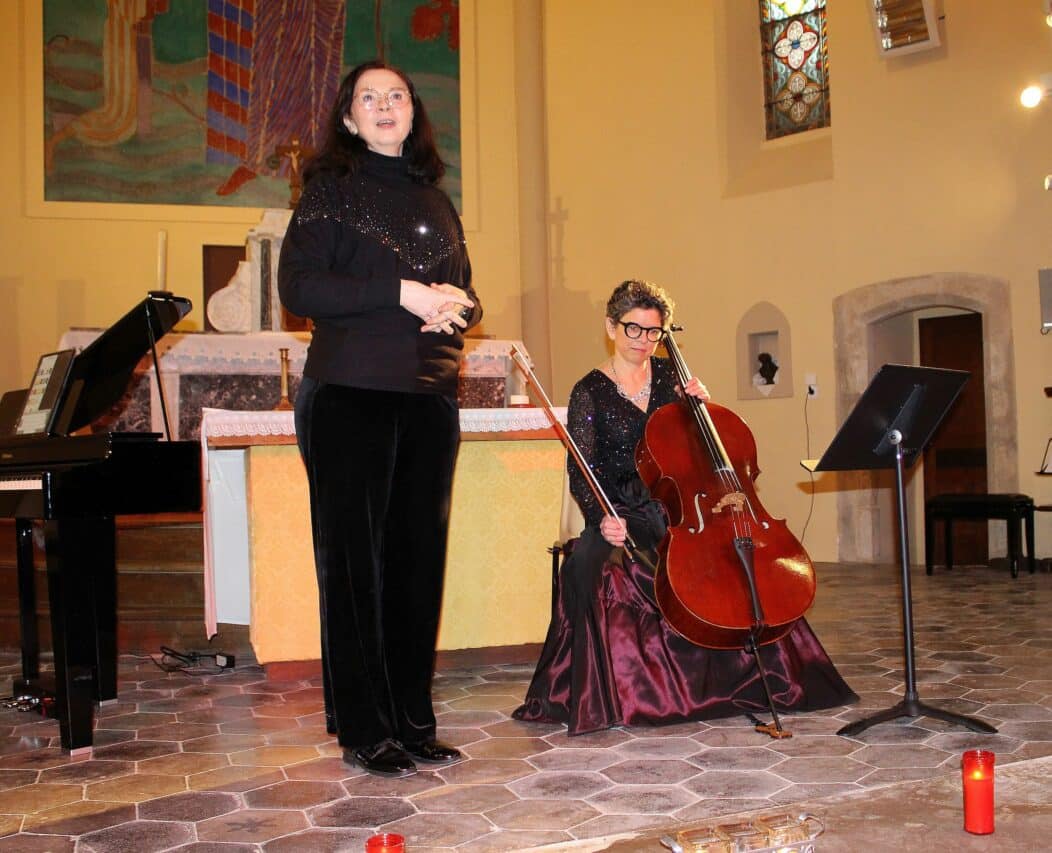 Svetlana Legros, violoncelliste et présidente de l'association Le Pré des Notes (à dr M.H. Longeaux)