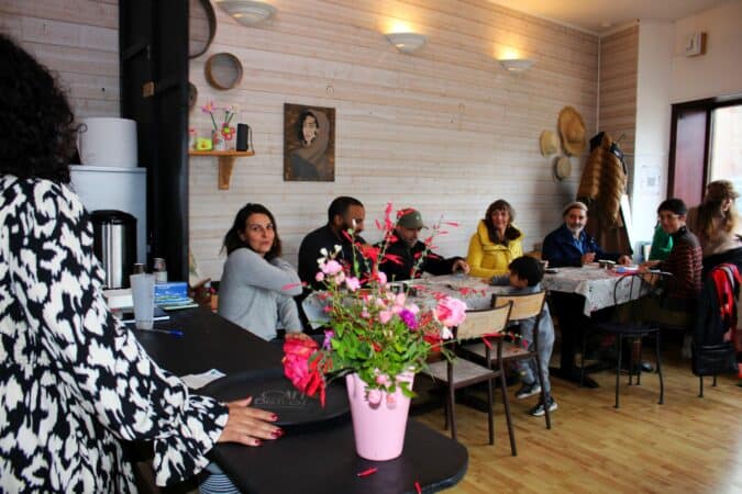 Le café culturel La Bulle, créateur de liens et d'échanges, ouvert par Nadia à Boulogne.