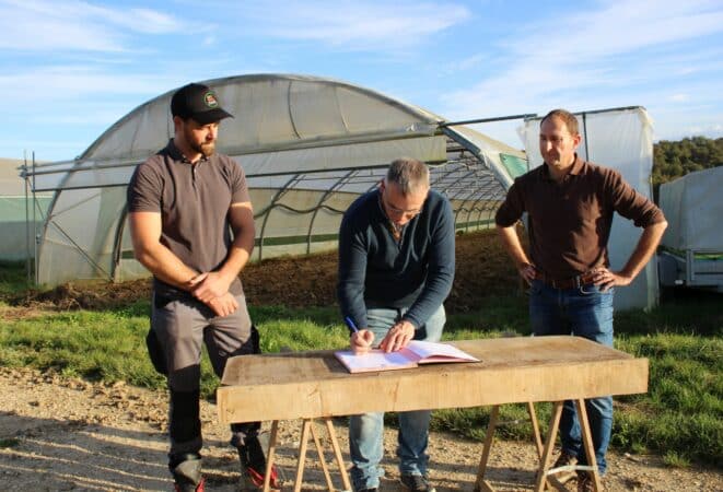 Co-signature du contrat de maraîchage à la couveuse de Blajan, entre Cédric Delehelle et les représentants de la 5C.