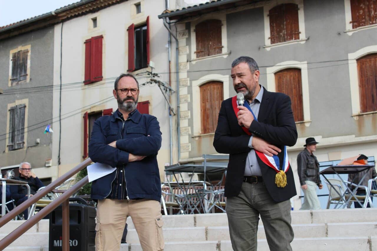 Le maire d'Aurignac Jean-Michel Losego et Régis Farré représentant des salariés, lors du rassemblement contre la délocalisation du foyer de vie le Comtal à Boussens.