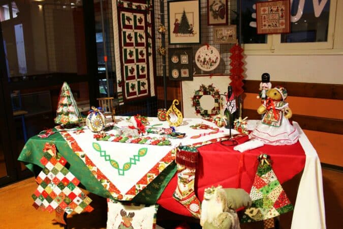 Des idées cadeaux originales et précieuses à picorer à l'atelier des brodeuses de Ciadoux. (photo archives)