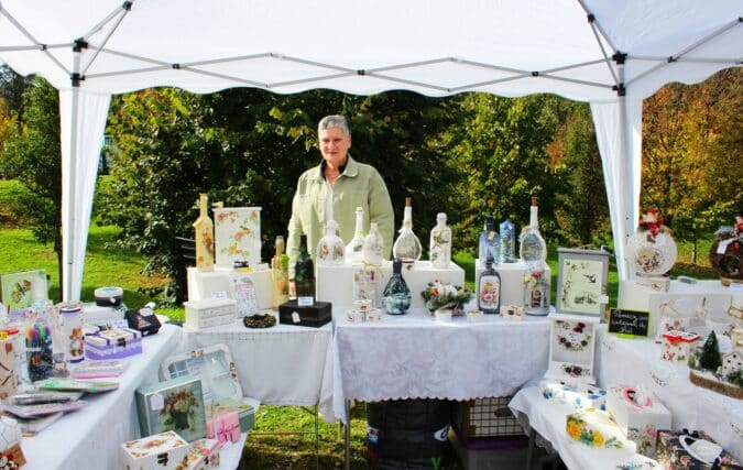 Simone Duthu, de la boutique associative Lou Montagnou, à la fête de l'automne du musée d'Aurignac.