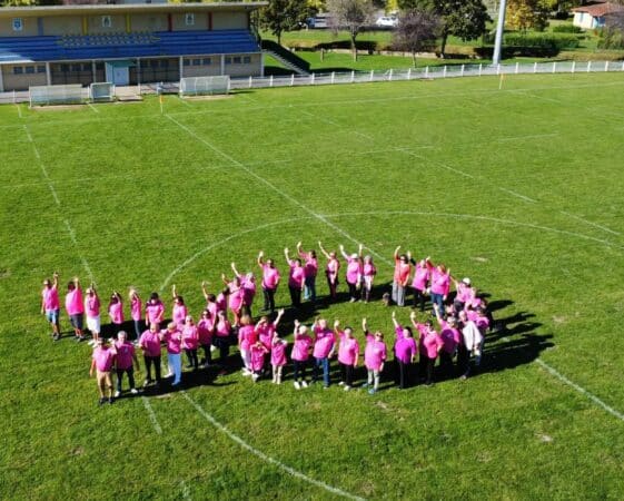 Une idée originale de CCAS de l'Isle, le ruban humain d'Octobre Rose sur le terrain de sport.