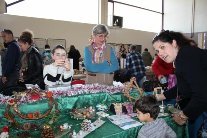 Agathe et sa mamie sur le stand de l'association Ensemble avec Maxence.