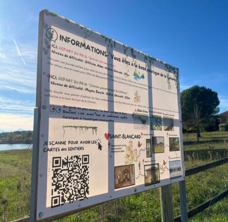 Des informations touristiques bien visibles à Saint-Blancard.