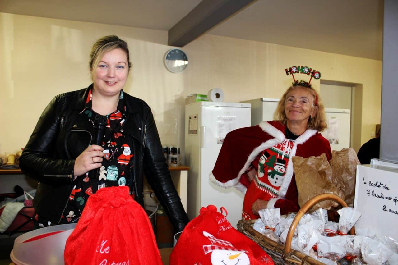 La présidente du Saint-Escape, association organisatrice du marché de noël à Saint Marcet, en compagnie de Régine, fidèle de l'événement.