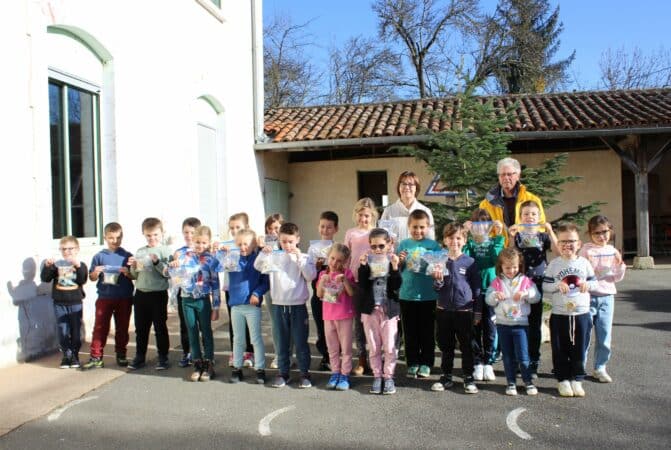 Les enfants de l'école de Larroque ont récolté 200€ pour le Téléthon (Nathalie Seguy directrice et Gérard Patry coordinateur).