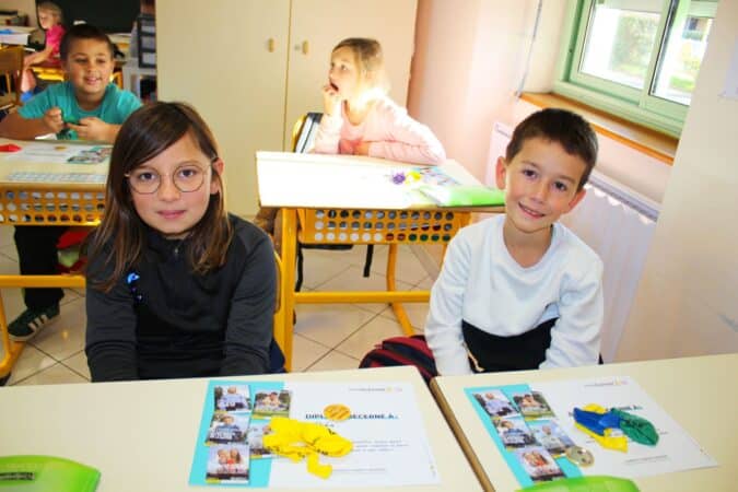 Théa et Théo ont reçu le diplôme du Téléthon, comme leurs petits camarades de l'école de Larroque.