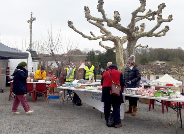 Il faisait froid dehors mais l'ambiance était chaleureuse au marché de Noël des l'APE d'Aurignac.