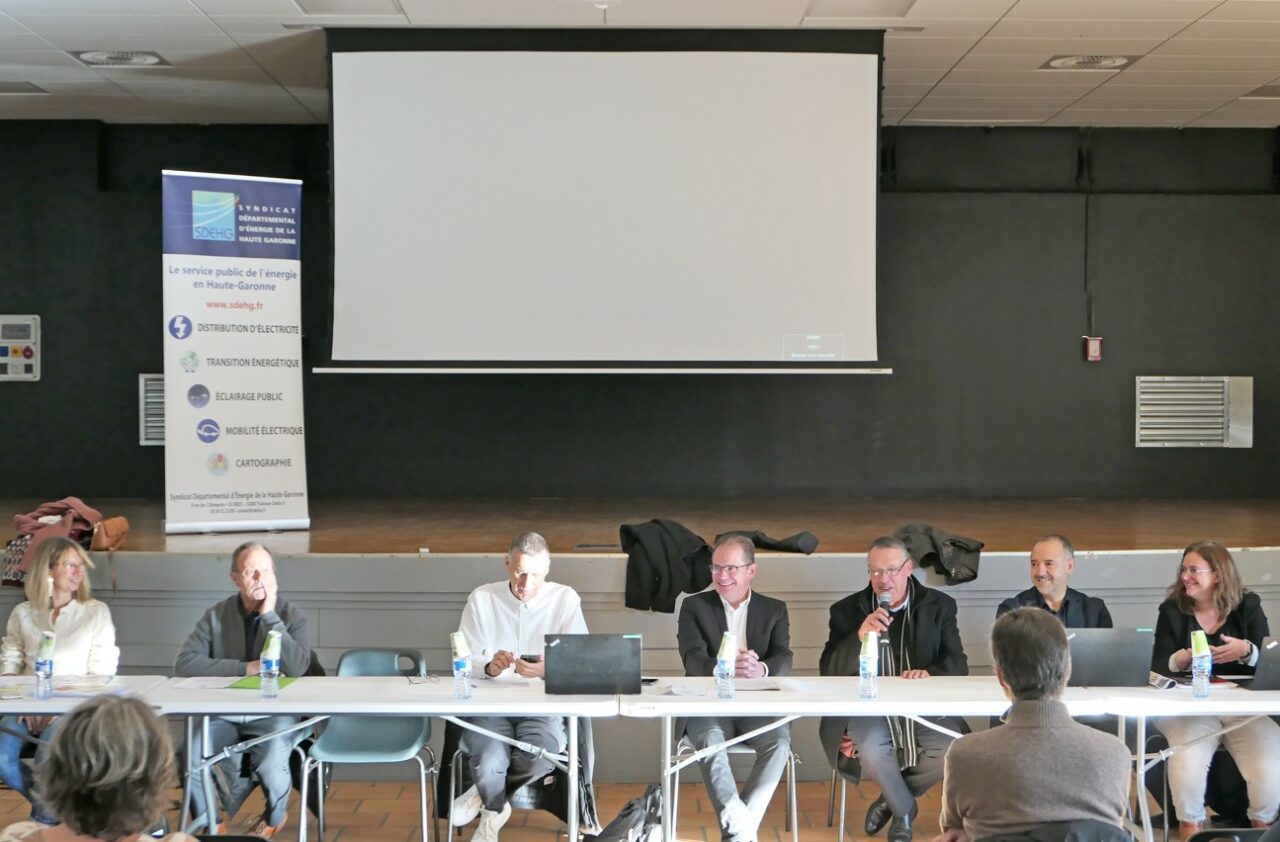 De gauche à droite : Solène Saint-Martin, directrice adjointe du SDEHG, Max Cazarré, Vice-Président du SDEHG, Patrick Caseilles, directeur du SDEHG, Thierry Suaud, Président du SDEHG, Raymond Defis, Maire de Cazères, Yacin Lala, directeur adjoint du SDEHG, Sophie Bourgon, responsable de secteur technique du SDEHG