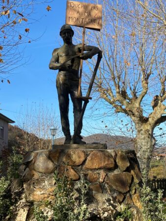 Deux cent signatures ont été collectées, venant s’ajouter au millier déjà recueillies