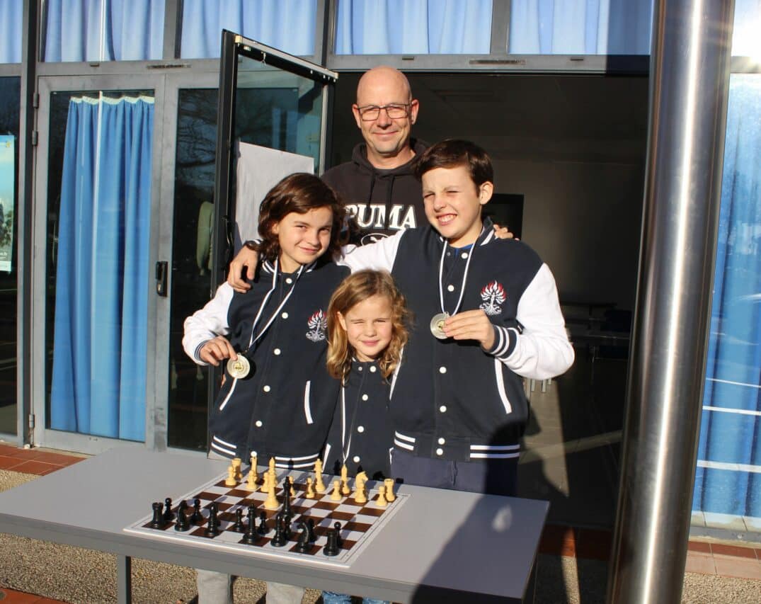 La team Floury et ses trois petits champions d'échecs, Noé, Eva, Sam, et le papa Yves.