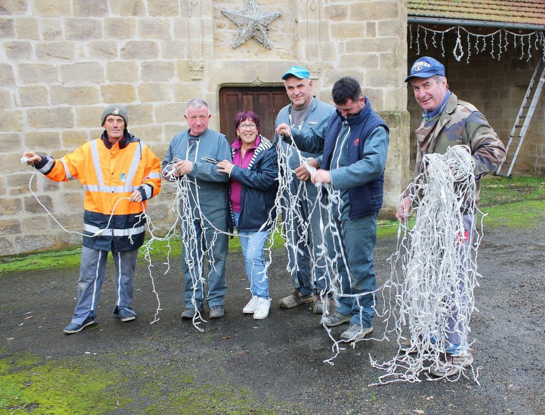 Conseillers et bénévoles se sont réunis à Saint-Blancard pour installer les illuminations et les décos de Noël. (Christine, Jo, Jean-Luc, Théo, Bernard)