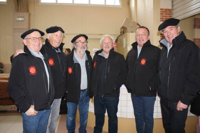 Les Adishatz, chanteurs pyrénéens, ont animé le marché de Noël à Castelnau.