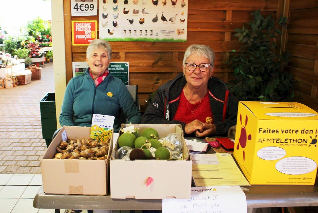 Sourires et bulbes à fleurs pour le Téléthon, avec Marie-Alice et Arlette.