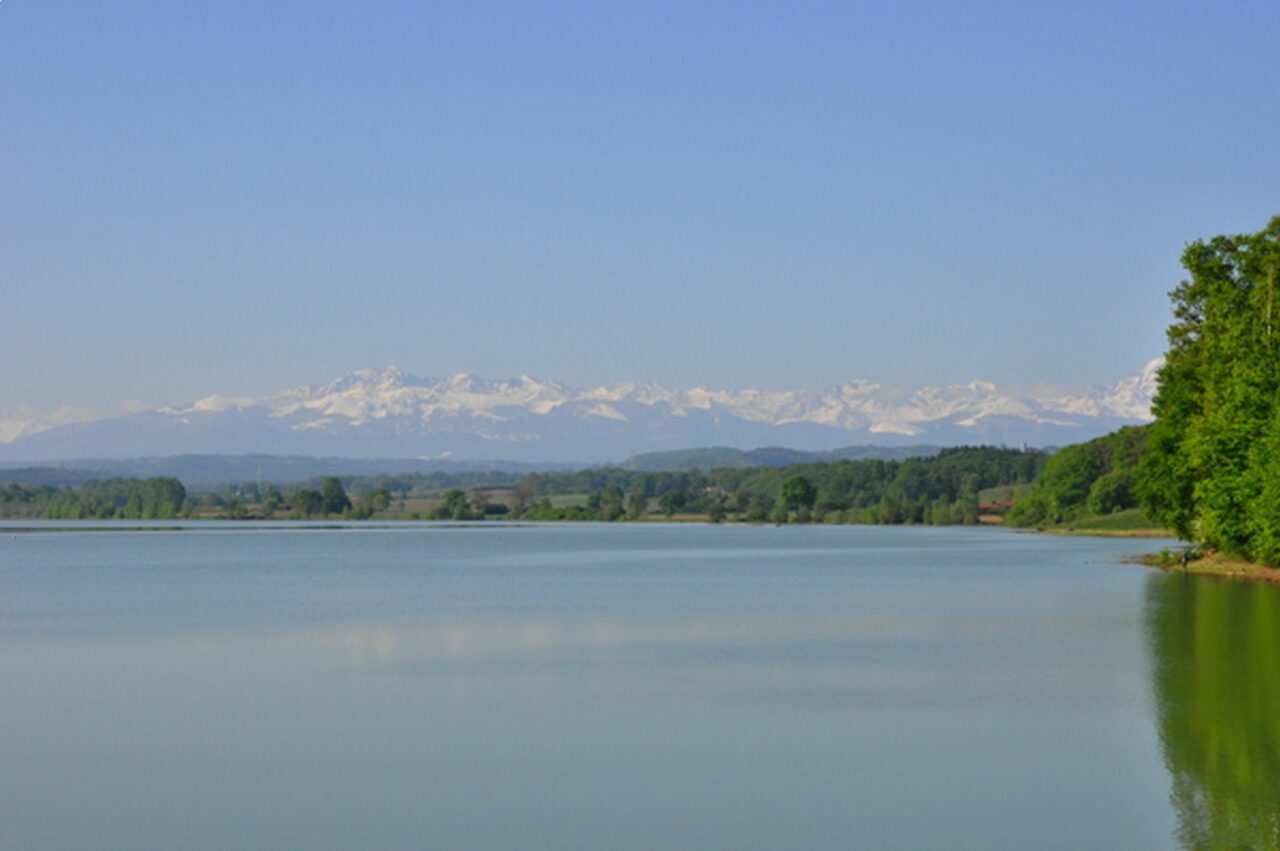 Le lac de Puydarrieux, un observatoire parfait pour les amoureux des oiseaux migrateurs.