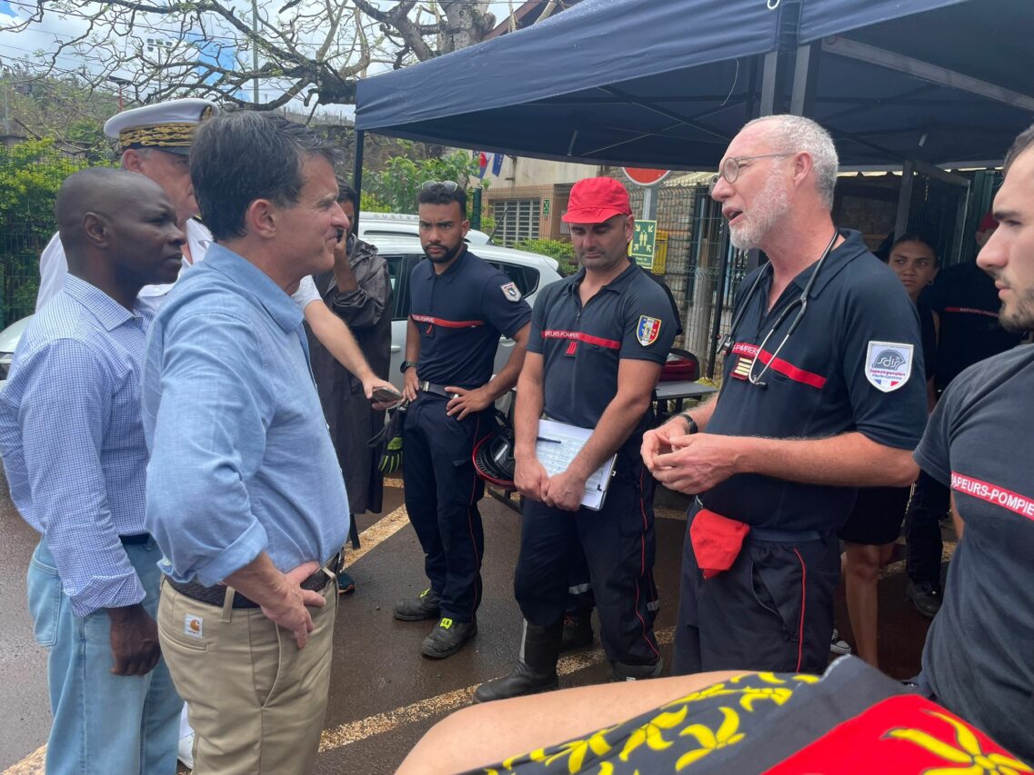 Le docteur Roinot en discussion avec le ministre outre mer à Mayotte