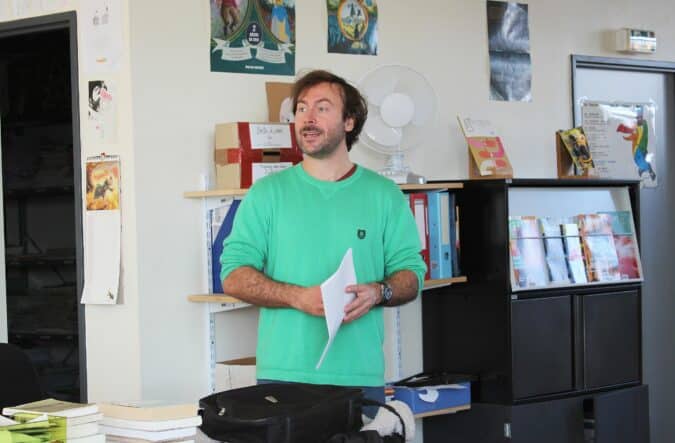 Joakim Brabant, comédien et professeur d'art oratoire, intervenant pour les ateliers d'éloquence au collège Charles Suran.