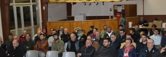 Des agriculteurs attentifs lors de la réunion de campagne électorale des Ultras de l'A64 à Saint Pé Delbosc.